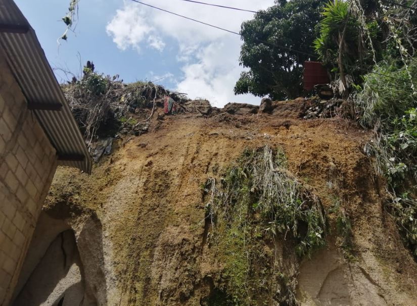 Área afectada por derrumbe en la colonia Castañás, en la zona 11 de Villa Nueva. (Foto Prensa Libre: María René Gaitán).  