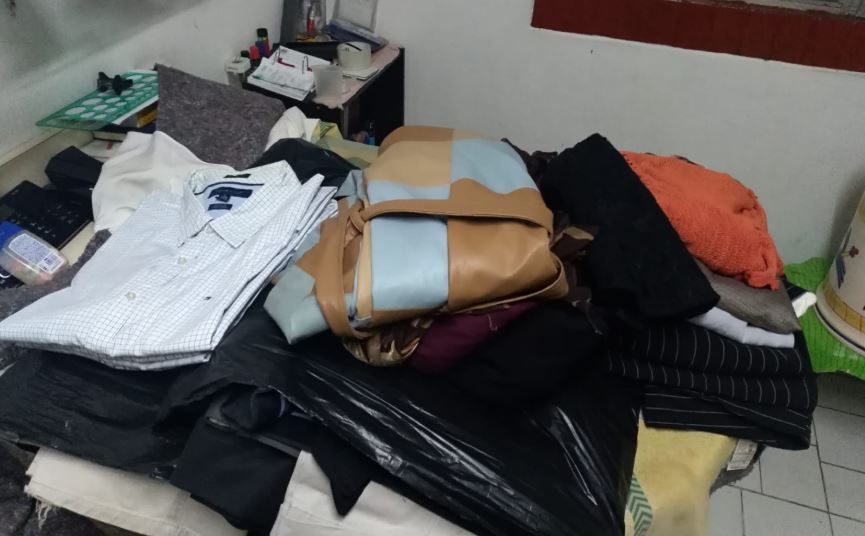 Algunas de las prendas de vestir que han sido donadas para los migrantes retornados. (Foto Prensa Libre: Cortesía). 