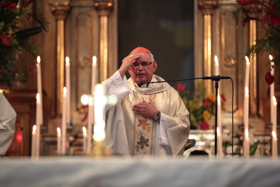 El cardenal Álvaro Ramazzini ofició su primera misa este domingo 20 de octubre en el templo de Santo Domingo. (Foto Prensa Libre: C. Ovalle)
