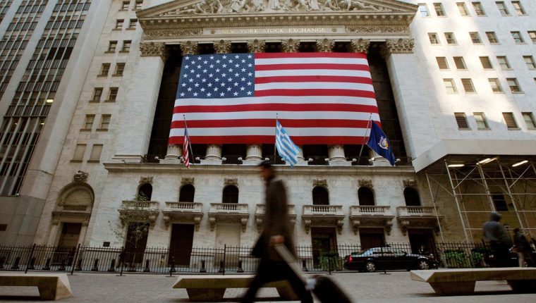 Esta es la tercera disminución consecutiva en tres meses después de que la Fed subiera las tasas nueve veces desde finales de 2015. (Foto Prensa Libre: AFP)