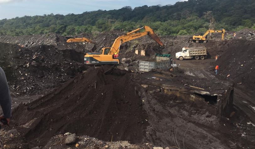 Dan a conocer proceso de exhumación de víctimas de erupción en San Miguel Los Lotes