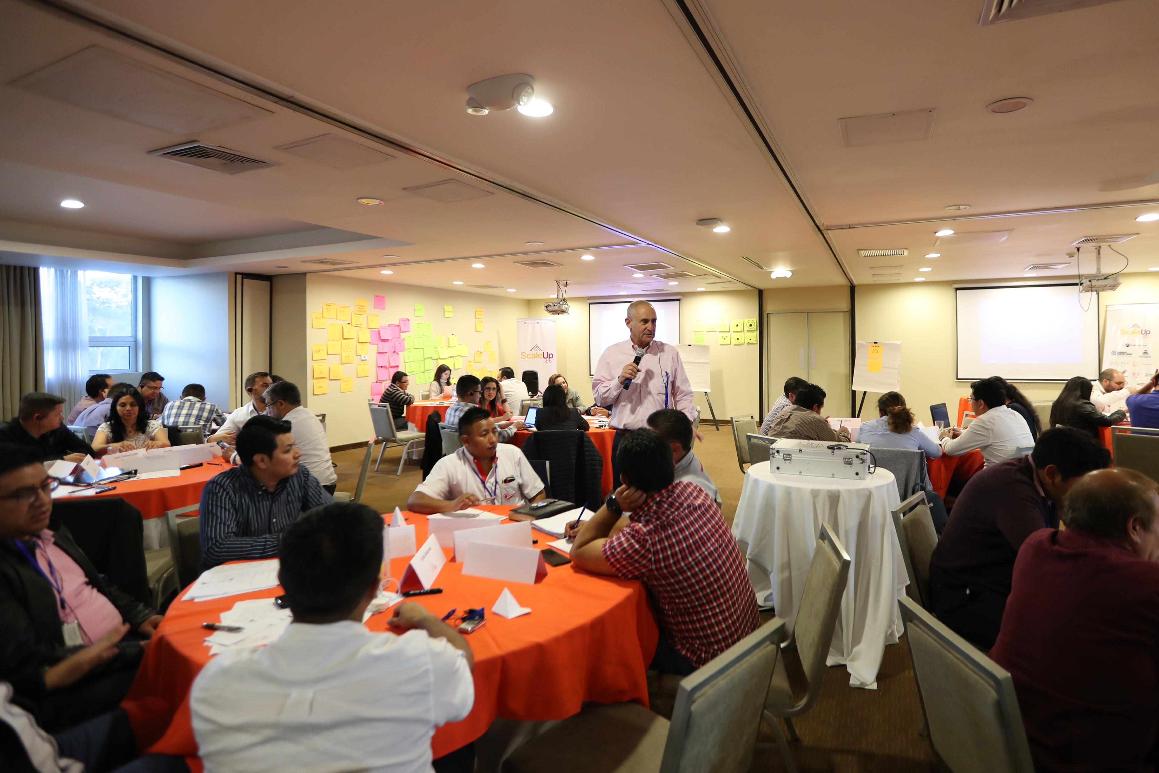 Daniel Isenberg, fue el profesor que compartió en octubre de 2019 con los empresarios que son parte del programa. (Foto Prensa Libre: María Longo) 