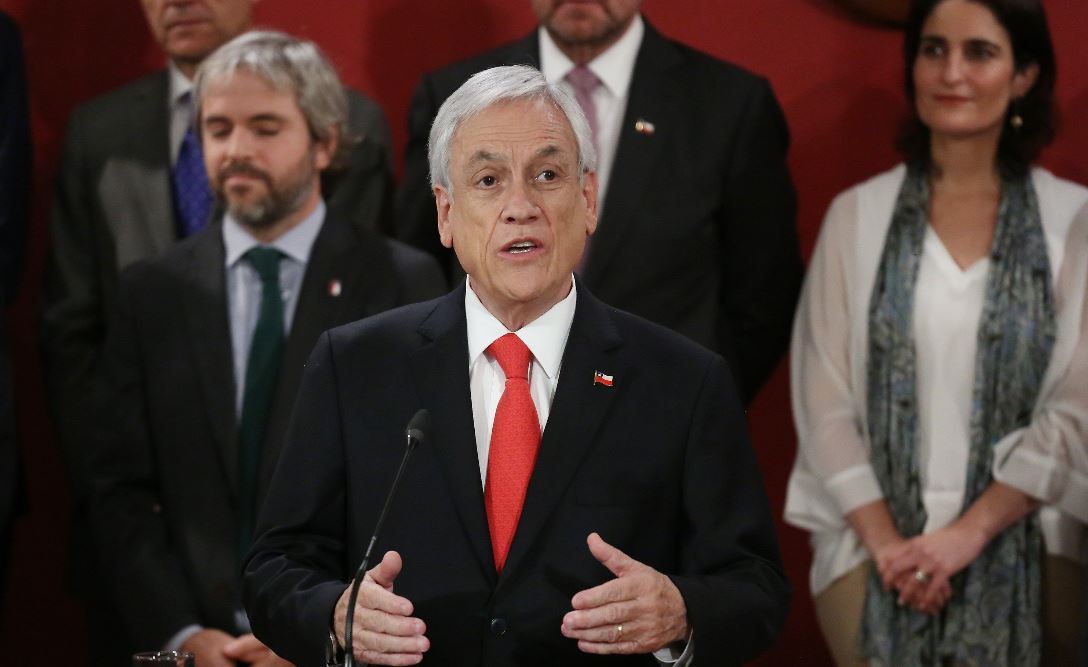 El presidente de Chile, Sebastián Piñera, da un discurso durante una ceremonia de cambio de gabinete en el palacio de La Moneda, en Santiago. (Foto Prensa Libre: EFE).  