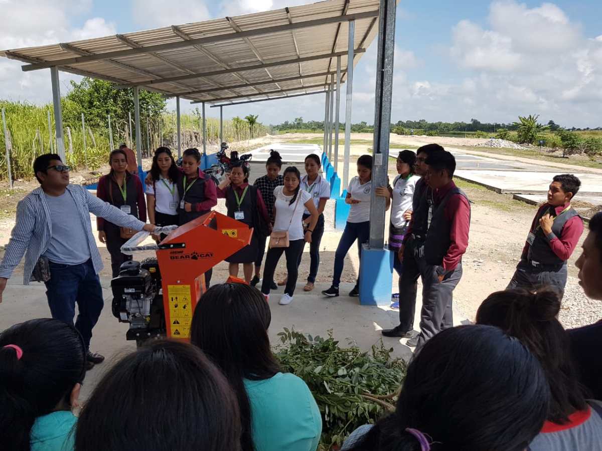 Vecinos de San Andrés aprenden a clasificar basura y contribuyen con el cuidado del lago Petén Itzá