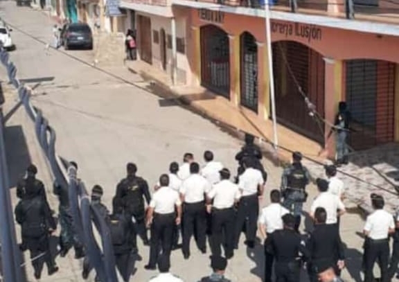 
Agentes de la PNC resguardan el área cercana a la frontera con México, en Tecún Umán, San Marcos. (Foto Prensa Libre: Alexander Coyoy)