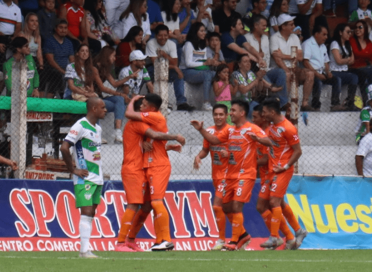 Los jugadores de Sanarate festejan el triunfo frente a Antigua GFC, en el estadio Pensativo. (Foto Prensa Libre: Víctor Chamalé)