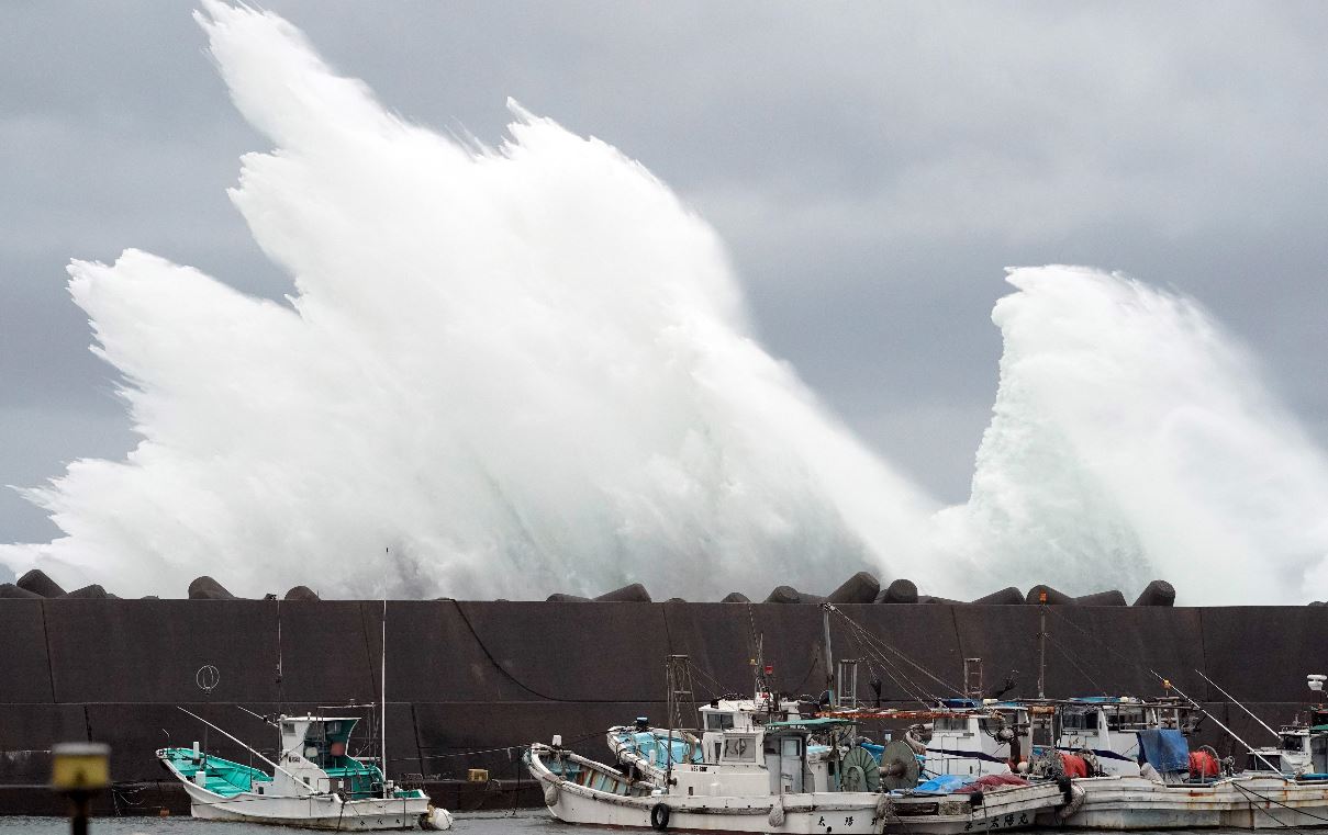 Las crecientes olas causadas por el tifón Hagibis golpearon contra un rompeolas en un puerto en la ciudad de Kiho, Prefectura de Mie, Japón. (Foto Prensa Libre: EFE).  
