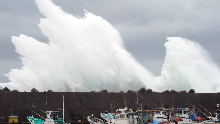 Las crecientes olas causadas por el tifón Hagibis golpearon contra un rompeolas en un puerto en la ciudad de Kiho, Prefectura de Mie, Japón. (Foto Prensa Libre: EFE).  