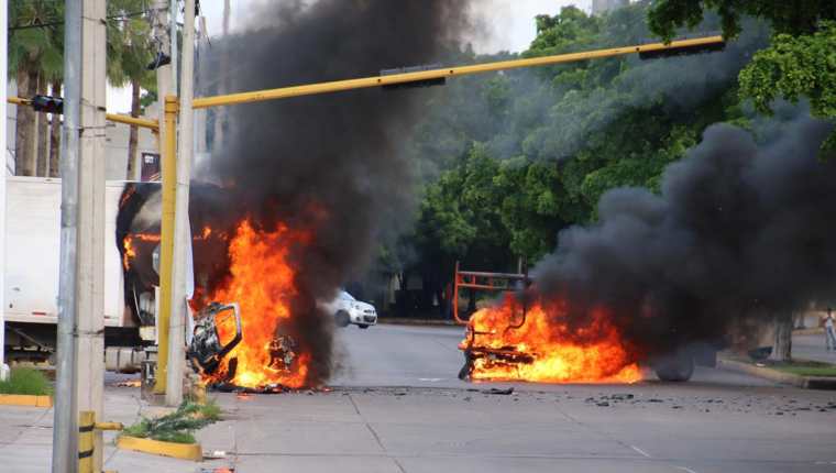 vehículos se incendian en una calle de Culiacán, Sinaloa, México, durante los ataques del 17 de octubre de 2019 para impedir la captura del hijo del Chapo Guzmán. (Foto Prensa Libre: AFP)