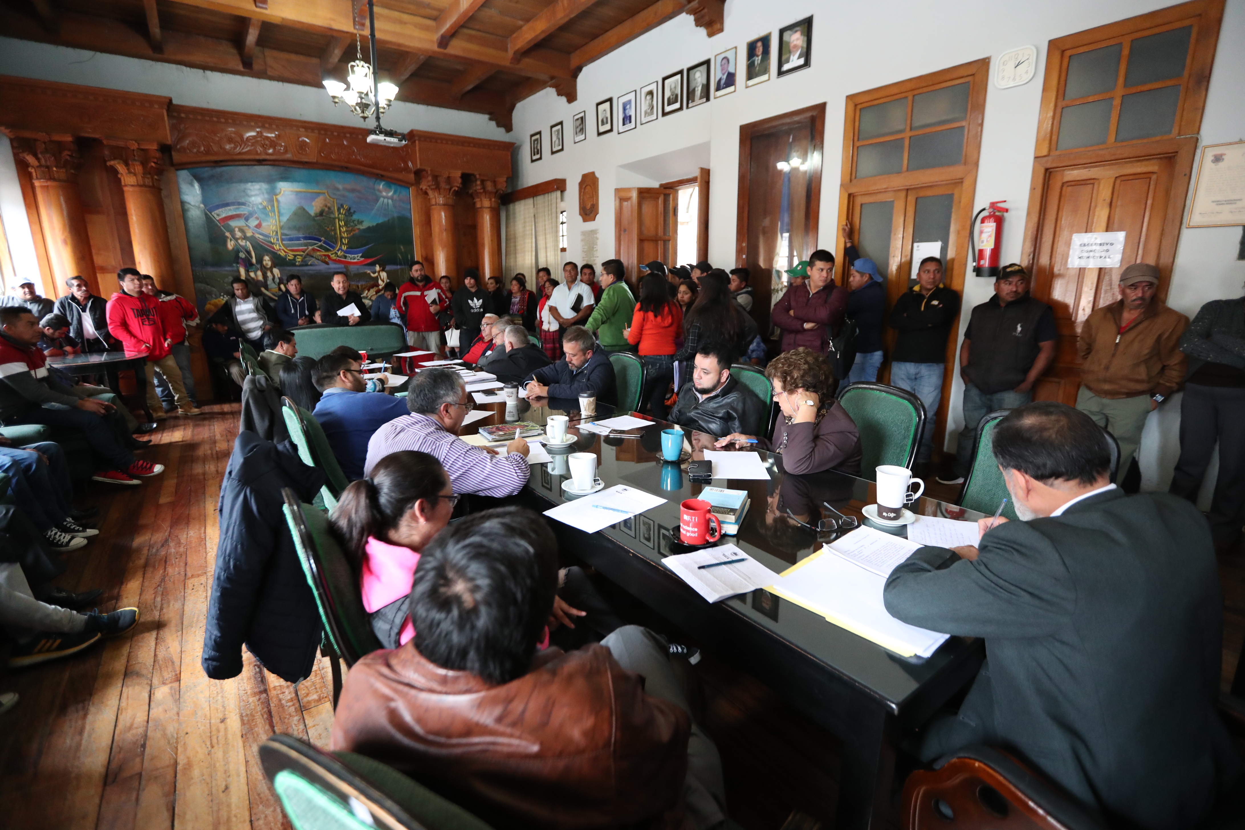 Los transportistas llegaron a la Municipalidad de Quetzaltenango el miércoles 16 de octubre, el Concejo resolvió que tendrá una respuesta a sus peticiones el 30 de noviembre. (Foto Prensa Libre: María Longo) 