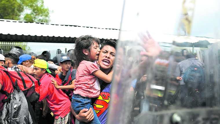 Un hombre con su hija intenta ser aceptado en la frontera mexicana en Ciudad Hidalgo. El irrespeto de los derechos humanos es una preocupación de grupos humanitarios. (Foto Prensa Libre: Hemeroteca PL)