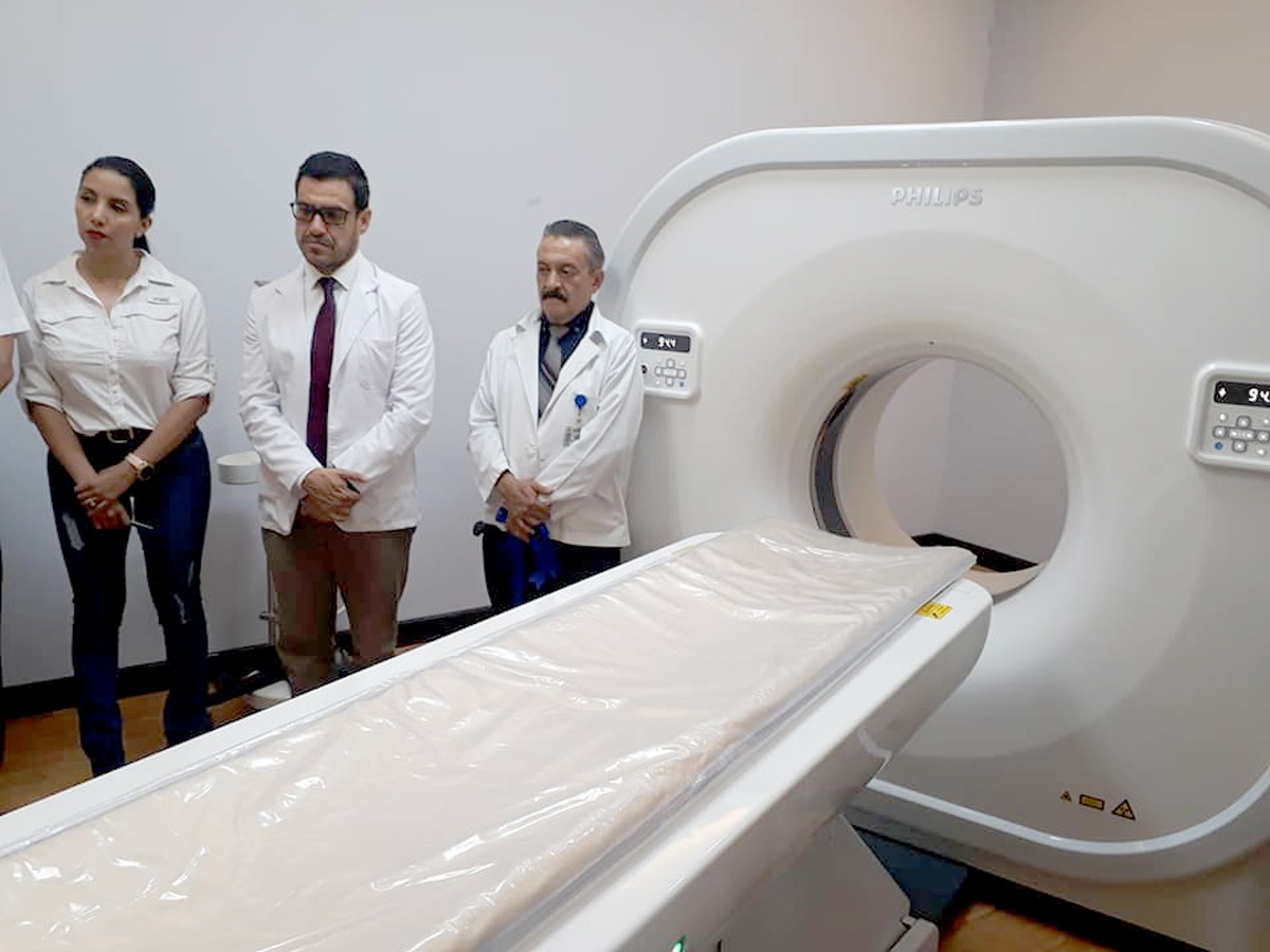 
Autoridades del Hospital Antonio Penados del Barrio de San Benito, Petén, reciben el nuevo equipo de tomografía. (Foto Prensa Libre: Dony Stewart)
