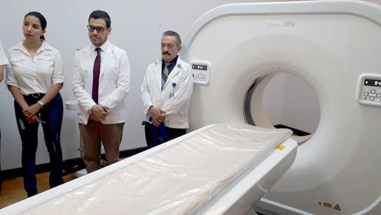 
Autoridades del Hospital Antonio Penados del Barrio de San Benito, Petén, reciben el nuevo equipo de tomografía. (Foto Prensa Libre: Dony Stewart)
