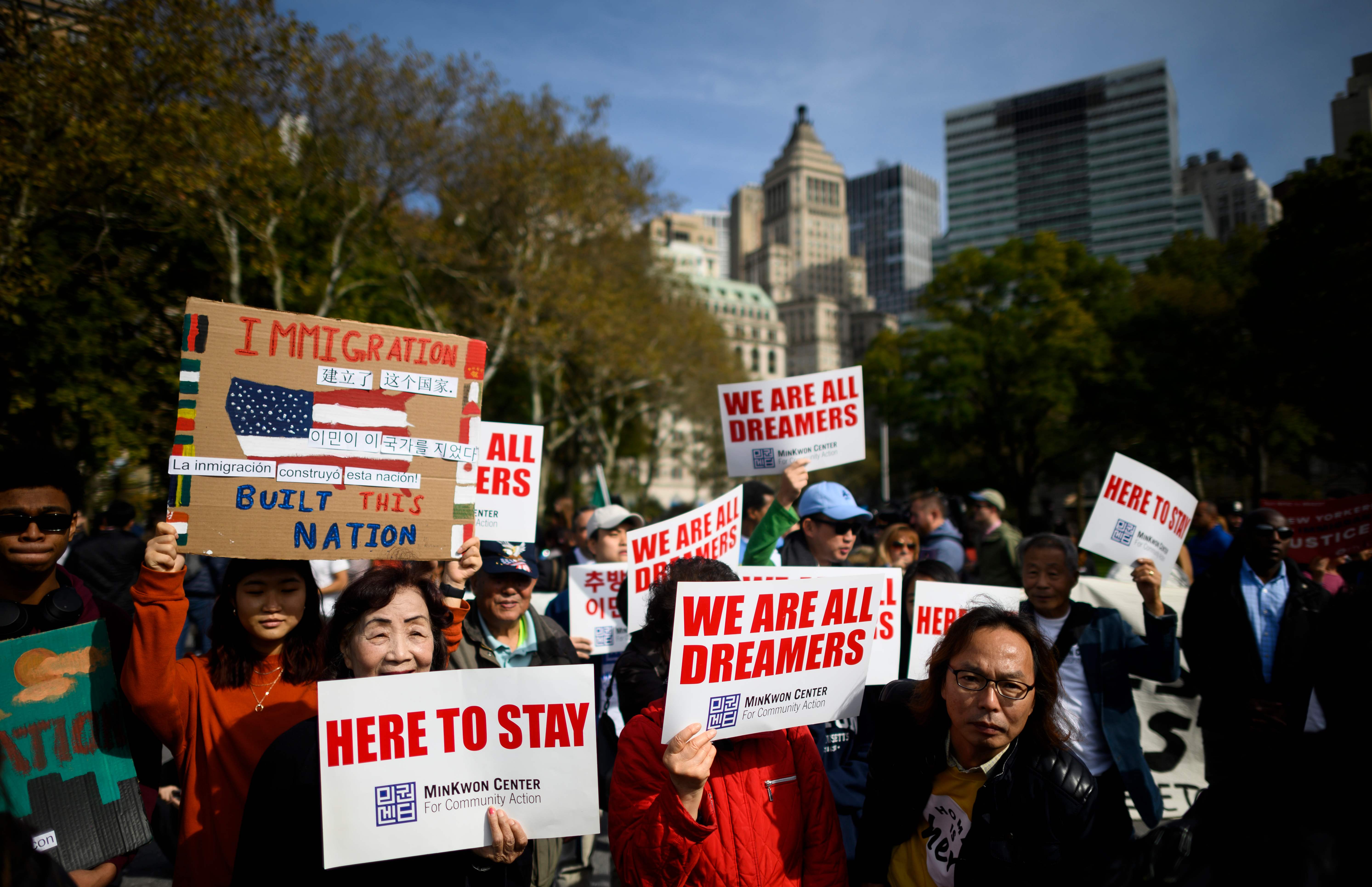 Centenares de "dreamers" y activistas proinmigración marcharon desde Nueva York a Washington. (Foto Prensa Libre: AFP)