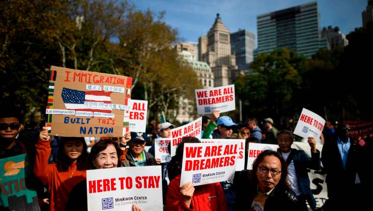 Centenares de "dreamers" y activistas proinmigración marcharon desde Nueva York a Washington. (Foto Prensa Libre: AFP)