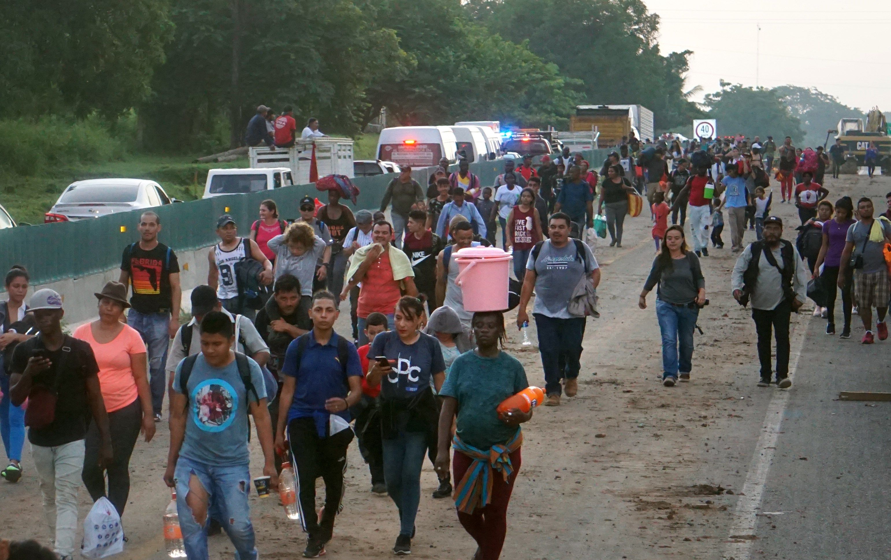AME8726. TAPACHULA (MÉXICO), 12/10/2019.- Una nueva caravana con cerca de dos mil migrantes entre cubanos, haitianos, africanos y centroamericanos emprende su camino con destino al norte este sábado, desde el parque central Miguel Hidalgo, en la ciudad de Tapachula, en el estado de Chiapas (México). Este nuevo éxodo inicio alrededor de las 4:40 de la mañana con centenares de migrantes que han estado varados desde hace seis meses cerca de la frontera entre México y Guatemala, en espera de los documentos que les permiten transitar por territorio mexicano. EFE/ Juan Manuel Blanco