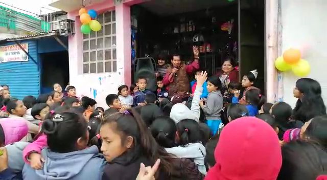 Unos 150 niños llegaron a la tienda de Don Manuel que con 74 años sigue con la motivación de celebrarle a los niños. (Foto Prensa Libre: Raúl Juárez)