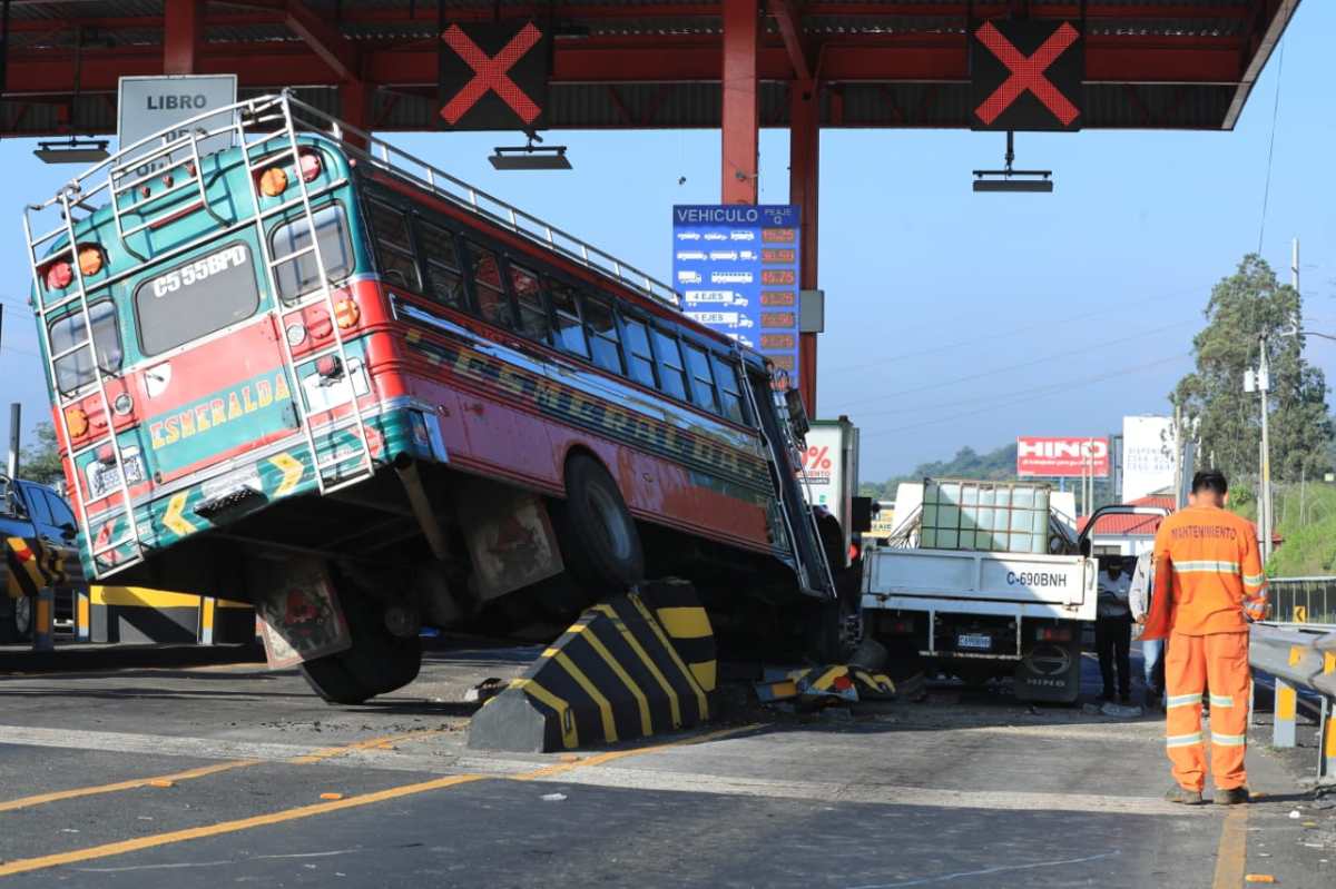 VIDEO: Así fue cómo se impactó el bus extraurbano contra el peaje de Palín Escuintla