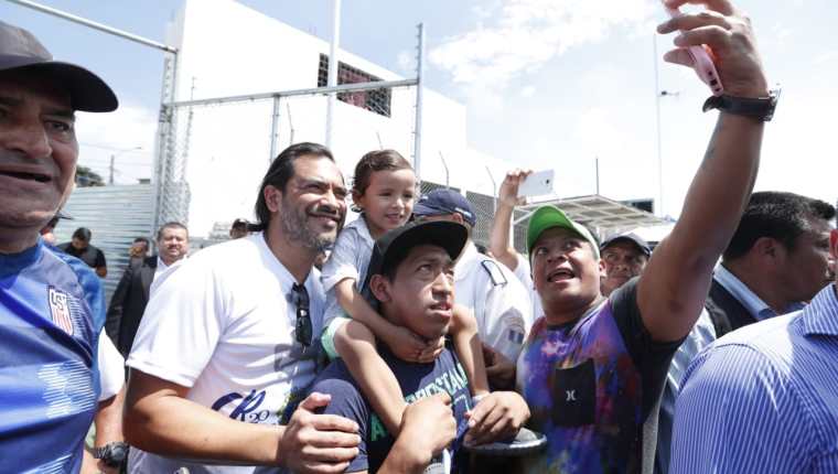 Carlos Ruiz se fotografío con los asistentes a la inauguración de su escuela de futbol. (Foto Prensa Libre: Esbin García) 