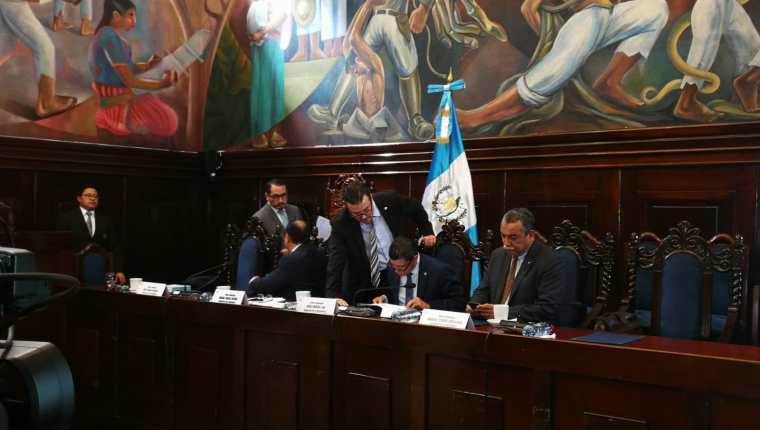 Diputados miembros de la comisión que investiga a la Cicig analizan la resolución de la CC. (Foto Prensa Libre: Manuel Hernández)