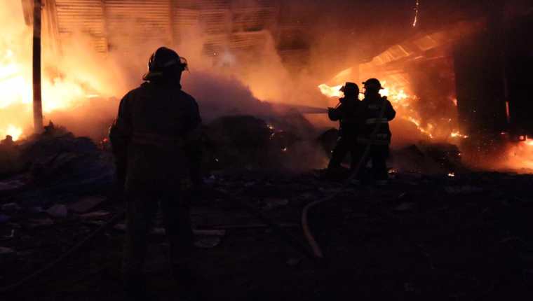 Decenas de bomberos acudieron a la emergencia para sofocar el fuego en una recicladora en la zona tres de la Ciudad de Guatemala. (Foto Prensa Libre: Bomberos Voluntarios)