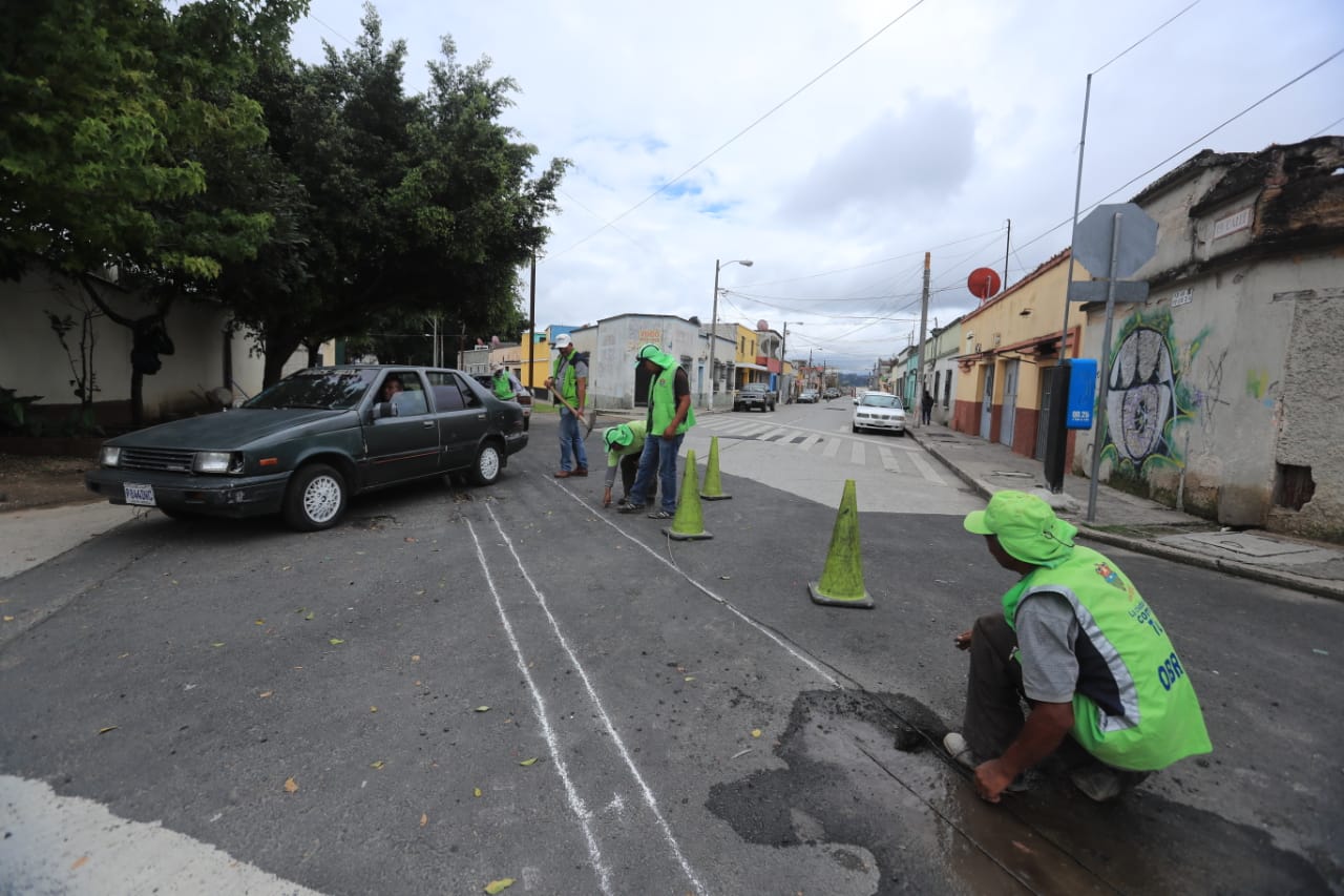 La Municipalidad de Guatemala se encuentra recuperando las vías del tren que van de la 18 calle de la zona 1 al barrio La Ermita en zona 3. (Foto Prensa Libre: Juan Diego González)