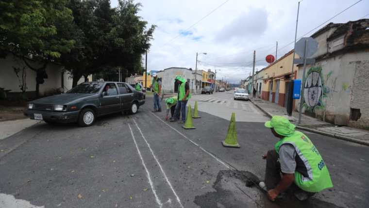 La Municipalidad de Guatemala se encuentra recuperando las vías del tren que van de la 18 calle de la zona 1 al barrio La Ermita en zona 3. (Foto Prensa Libre: Juan Diego González)