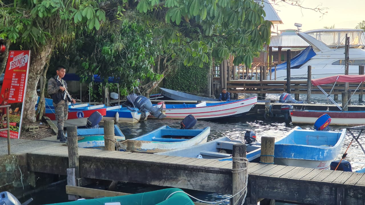 La presencia militar en Río Dulce, Izabal, debido al estado de Sitio ha afectado la visita de turistas. (Foto Prensa Libre: Dony Stewart)