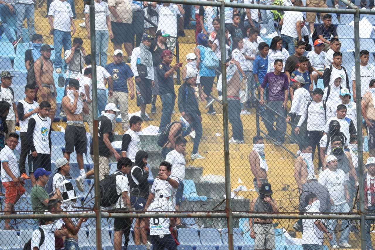 Aficionados de Comunicaciones causaron disturbios después de la derrota 0-1 contra Municipal en el Clásico 308. (Foto Prensa Libre: Óscar Rivas) 