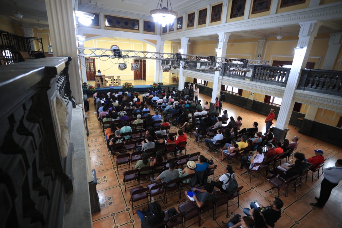 La toma de posesión se llevó a cabo en el Paraninfo Universitario este 20 de octubre. (Foto Prensa Libre: Carlos Hernández Ovalle)
