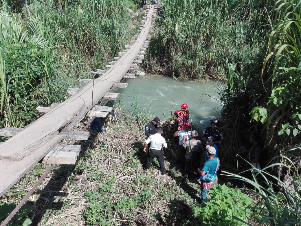 Personal de la Unidad Humanitaria de Rescate trabaja en la recuperación de un niño de siete años que fue arrastrado por la corriente del río Cucanjá en Alta Verapaz. (Foto Prensa Libre: Conred)