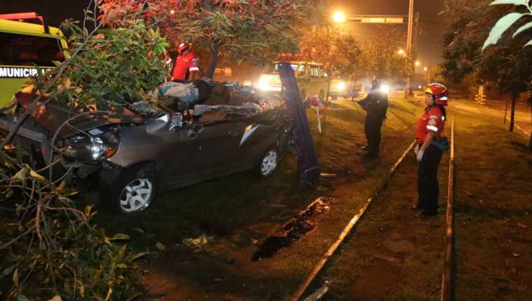 El vehículo accidentado este lunes por la madrugada en la Calzada Atanasio Tzul quedó totalmente destruido. (Foto Prensa Libre: Josvin Borrayo CBM)