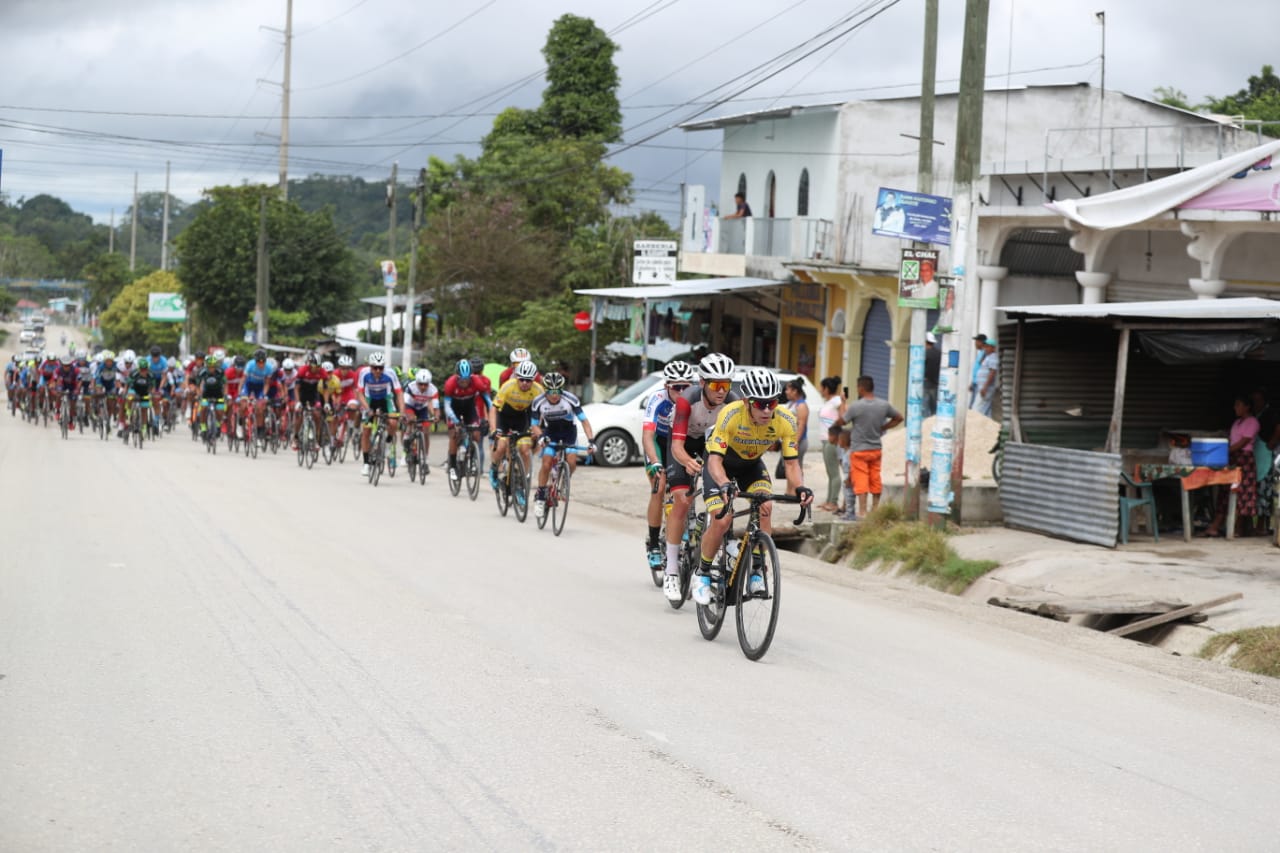 Manuel Rodas en el pelotón perseguidor durante la primera etapa de la 59 Vuelta a Guatemala. (Foto Prensa Libre: Carlos Vicente) 