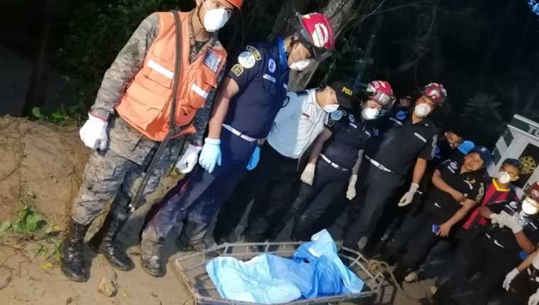 Bomberos, elementos del Ejército y la Policía Nacional Civil participaron en el rescate del niño. (Foto Prensa Libre Conred)