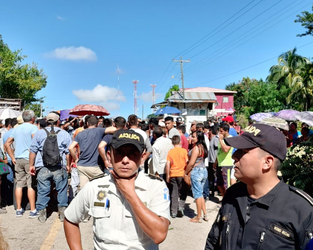 El paso hacia Tikal permanece bloqueado por pobladores de la aldea El Caoba. (Foto Prensa Libre: Inguat)