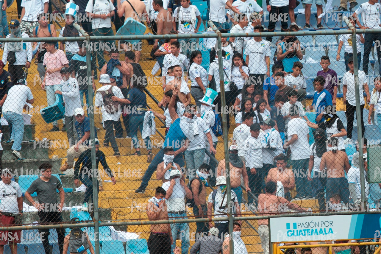 Los aficionados que pertenecen a porras o barras bravas tienen prohibido el ingreso a los partidos como locales de Comunicaciones. (Foto Prensa Libre: Norvin Mendoza)