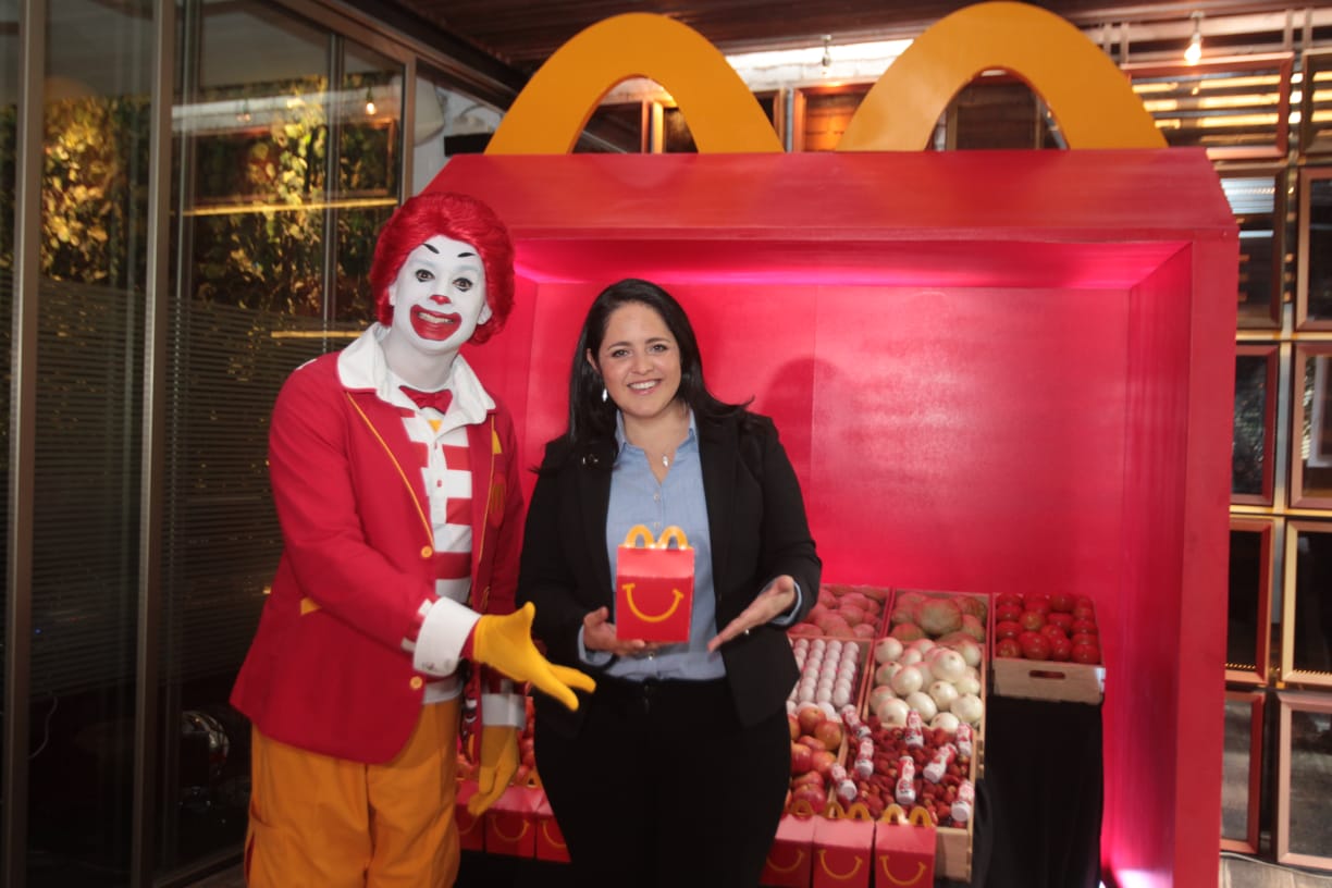 Alejandra Toledo y Ronald McDonald presentaron las evoluciones de la Cajita Feliz. (Foto Prensa Libre: Norvin Mendoza)