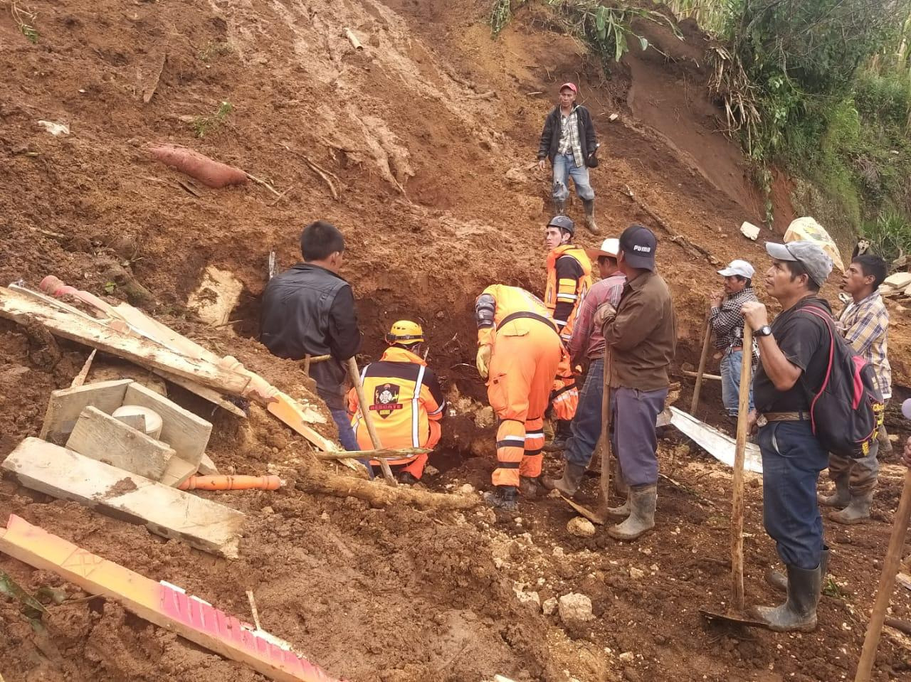 Cuatro personas murieron soterradas en un deslizamiento de tierra que enterró a cuatro viviendas en Aguacatán. (Foto Prensa Libre: Bomberos Voluntarios)