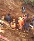 Cuatro personas murieron soterradas en un deslizamiento de tierra que enterró a cuatro viviendas en Aguacatán. (Foto Prensa Libre: Bomberos Voluntarios)
