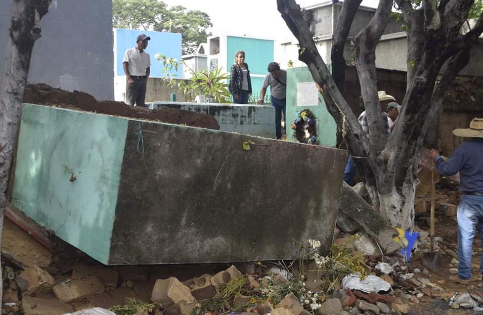 Algunos panteones quedaron destruidos por el colapso de una parte del muro perimetral del cementerio general de Chiquimula. (Foto Prensa Libre: Dony Stewart)