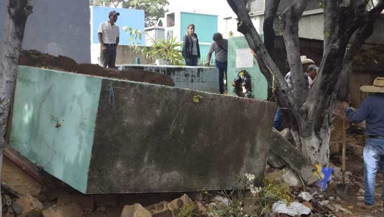 Algunos panteones quedaron destruidos por el colapso de una parte del muro perimetral del cementerio general de Chiquimula. (Foto Prensa Libre: Dony Stewart)