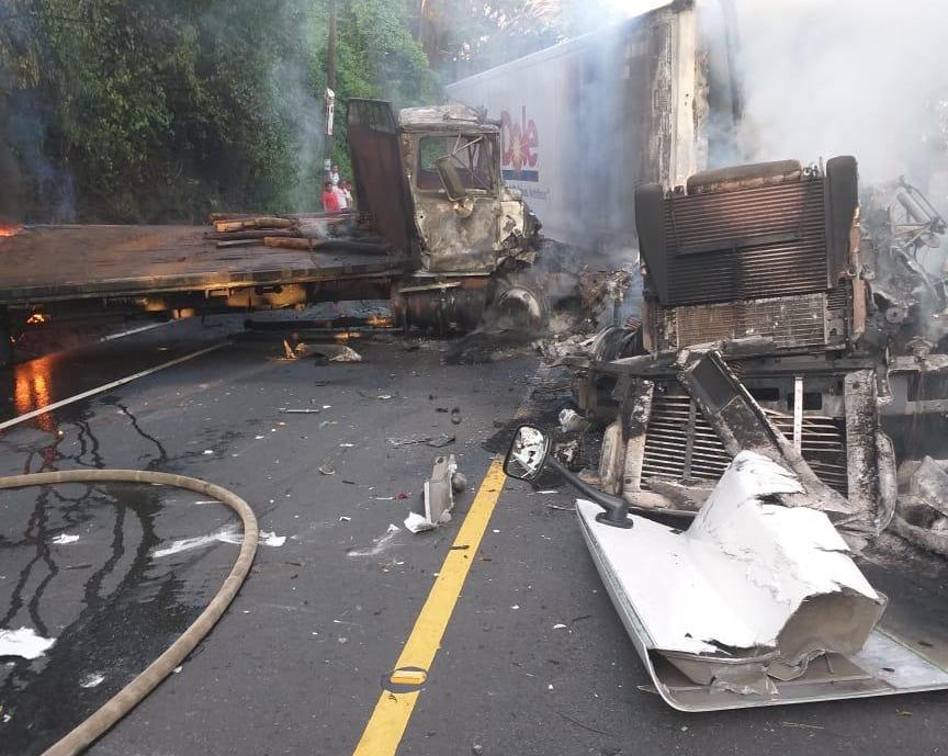 Al momento del accidente los vehículos se incendiaron.(Foto Prensa Libre: Dony Stewart)