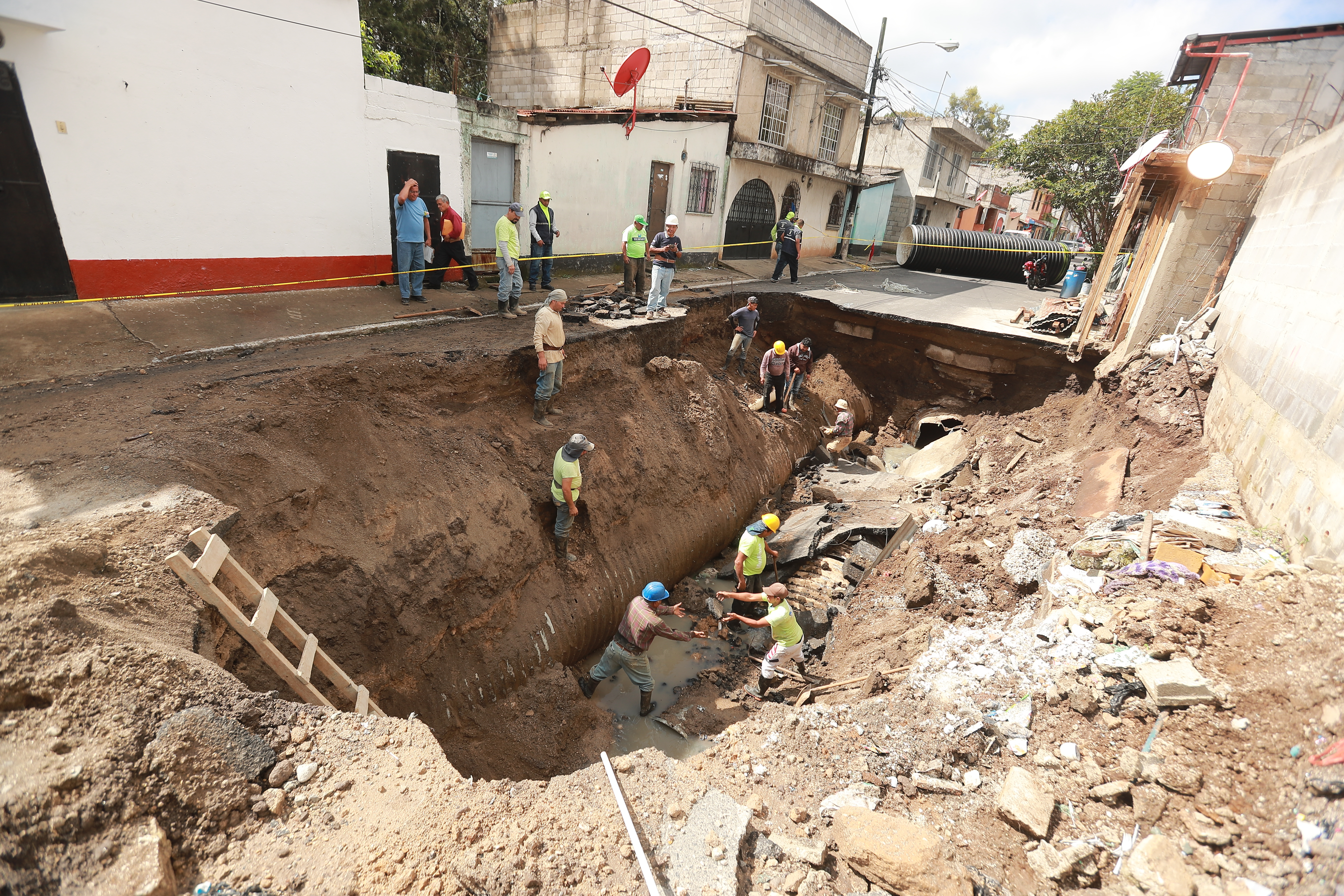 Trabajadores municipales reparan el colector que colapsó la tarde del martes último en la avenida Pablo Sexto. (Prensa Libre: Juan Diego González)