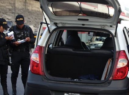 Agentes revisan un vehículo relacionado con el hecho. (Foto: PNC)
