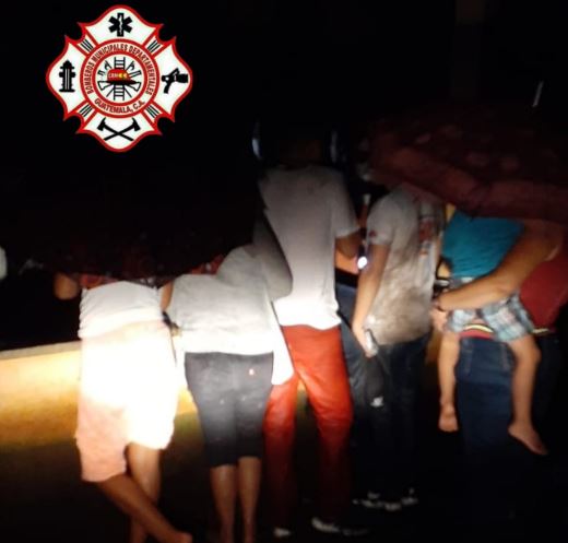 Menores, después de ser rescatados por bomberos y vecinos. (Foto: Bomberos Municipales Departamentales)