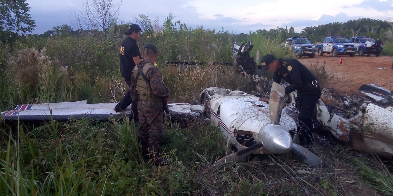 Avioneta localizada en Petén este 7 de octubre. (Foto Prensa Libre: Ejército de Guatemala).