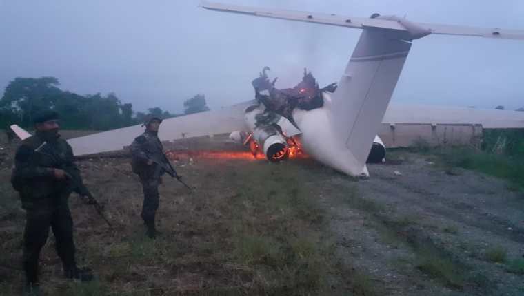 Una avioneta en llamas encontró la unidad militar al llegar a la comunidad Vista Hermosa, Ixcán, Quiché. (Foto Prensa Libre: Cortesía)
