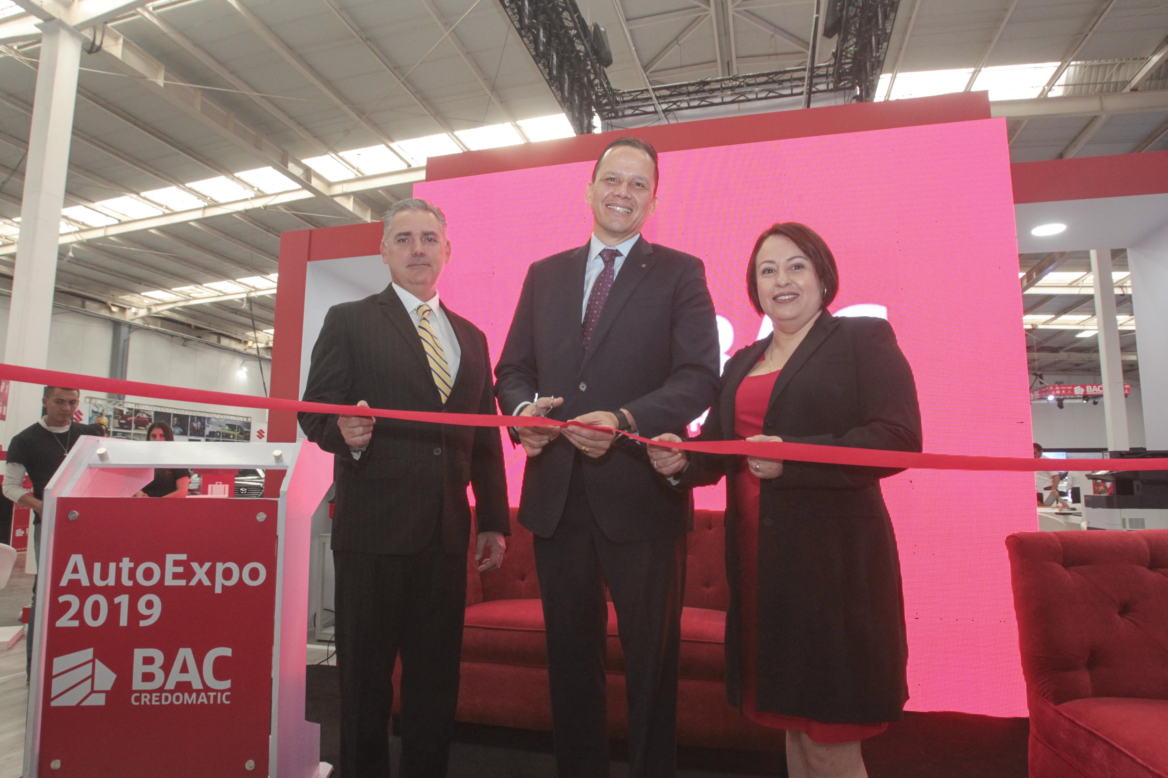 Representantes de BAC Credomatic y AIDVA inauguran la segunda edición de AutoExpo2019. (Foto Prensa Libre: Norvin Mendoza)