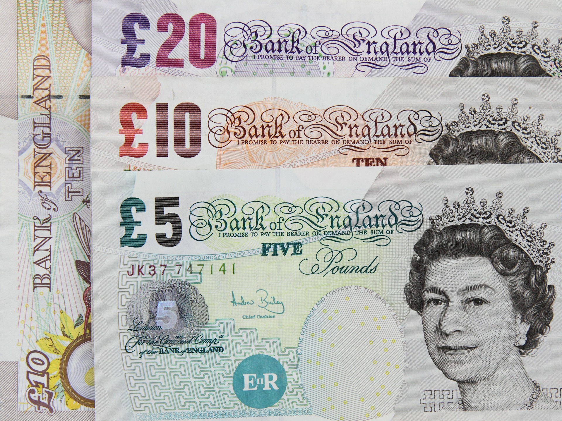 La libra esterlina bajó  0.5% frente al dólar y el euro en el mercado de Londres. (Foto Prensa Libre: pixabay)