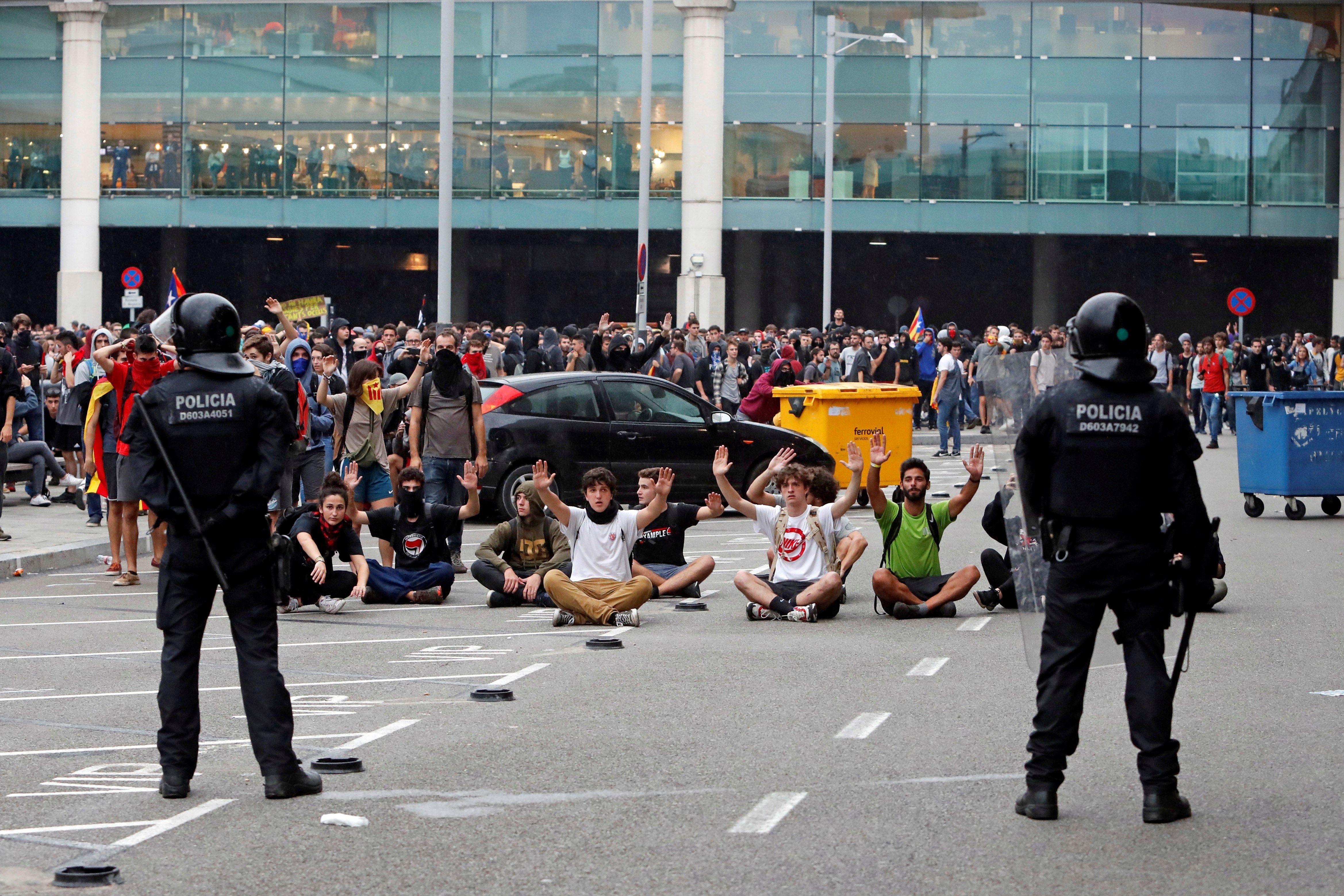 Autoridades controlan a las personas que se concentraron en el Aeropuerto del Prat, Barcelona. (Foto Prensa Libre: EFE)